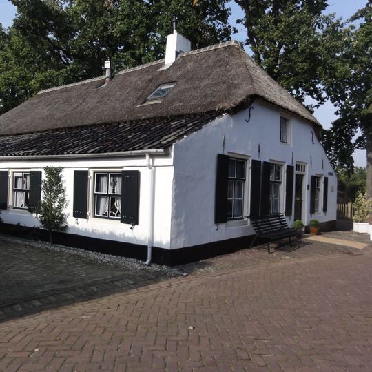 Gepleisterde boerderij, onder met riet en pannen gedekt wolfsdak