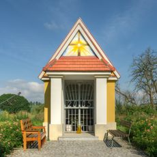 Kapelle mit drei spätgotischen Figuren