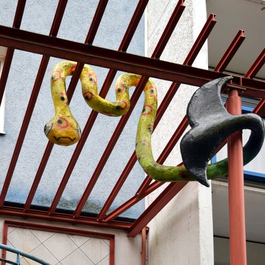 Skulptur an der Lily-Braun-Straße 77