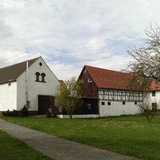 Wohnhaus und zwei Seitengebäude eines Vierseithofes Untere Dorfstraße 15