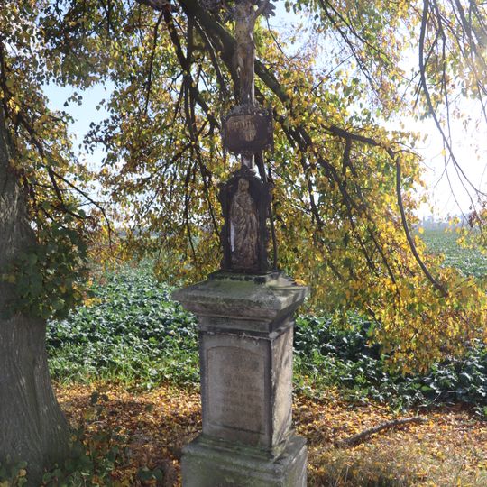 Kříž u silnice jižně od Bačic