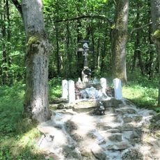 Kříž u rozcestí ke kapli v zaniklé vsi Kotlina