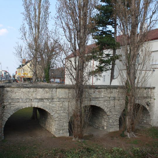 Pfarrhofbrücke und Wehrmauer mit Graben