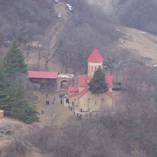 Გუმბათიანი ეკლესია, ეკლესია და სხვა ნაგებობანი