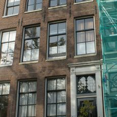 Pand met gevel onder rechte lijst