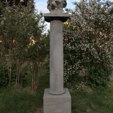 Sandsteinsäule mit zwei Figuren und Inschrifttafel für Eigenheimanlage Eigenheimweg