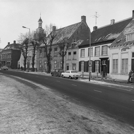 Huis, ingang met kroonlijst op voluutvormige consoles