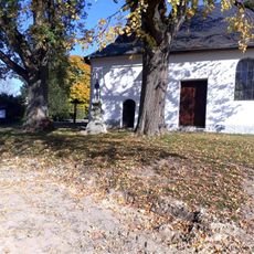 Kříž u kaple ve Štítném