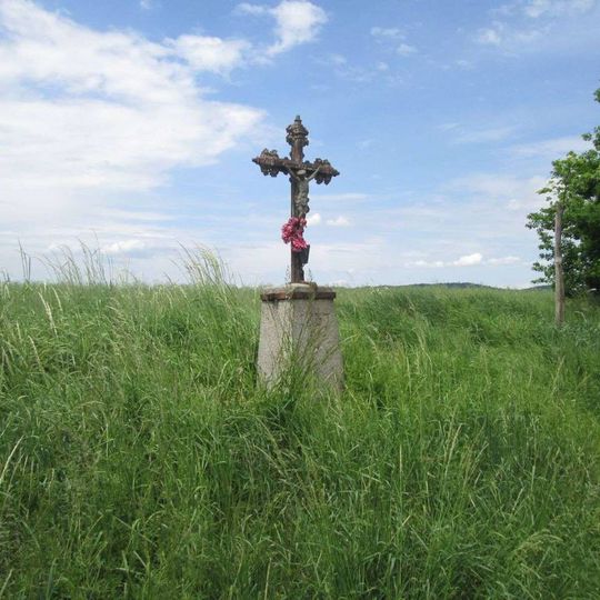 Kříž jižně od Slatiny u polní cesty