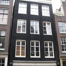 Pand met gevel onder rechte door een dakvenster doorbroken lijst