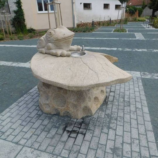 Socha žáby ve Šlapanicích