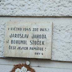 Pamětní deska Jaroslava Jahody a Bohumila Štočka v ulici Na Veselí