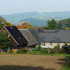 Wohnstallhaus und drei hintereinander gestaffelte Seitengebäude eines Hakenhofes Dreigüterstraße 34