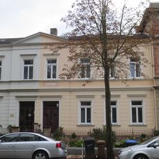 Mietshaus in geschlossener Bebauung mit Vorgarten und Einfriedung Heinrich-Beck-Straße 25