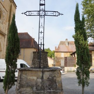 Croix, place de la Liberté à Sainte-Alvère