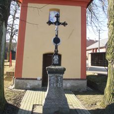 Kříž u kaple Panny Marie v Horních Heřmanicích