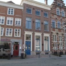 Pand met lijstgevel met bewerkte kroonlijst