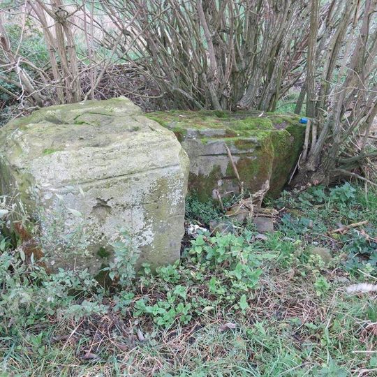 Rozvalený podstavec kříže u polní cesty jihozápadně od Čížkovic