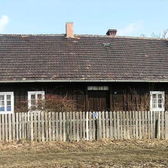Schrotholzwohnhaus, Seitengebäude und Durchfahrtscheune eines Bauernhofes Nordweg 21