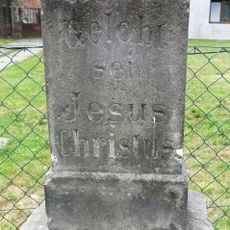 Podstavec vylomeného kříže u domu Husova 383 v Benešově nad Ploučnicí