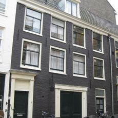 Pand onder dwars dak waarin een dakkapel op de rechte gevellijst