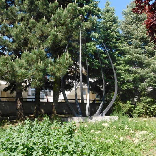 Kovová plastika Tulipán přátelství v Bohunicích