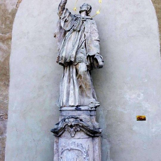 Socha svatého Jana Nepomuckého na Mírovém náměstí ve Znojmě