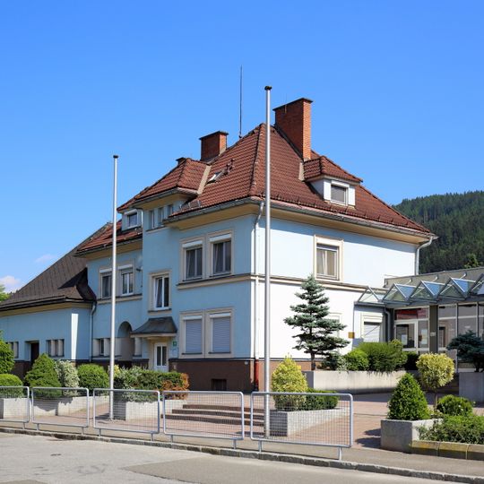 Volksschule - Lehrerwohngebäude und Turnsaaltrakt