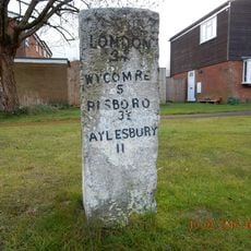 Milestone, Chiltern View; houses near Saunderton, at jct. with Hill View