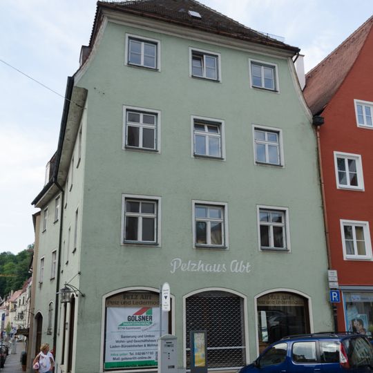 Wohn- und Geschäftshaus