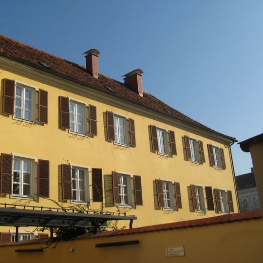 Pfarrhof mit Ummauerung und Nebengebäuden