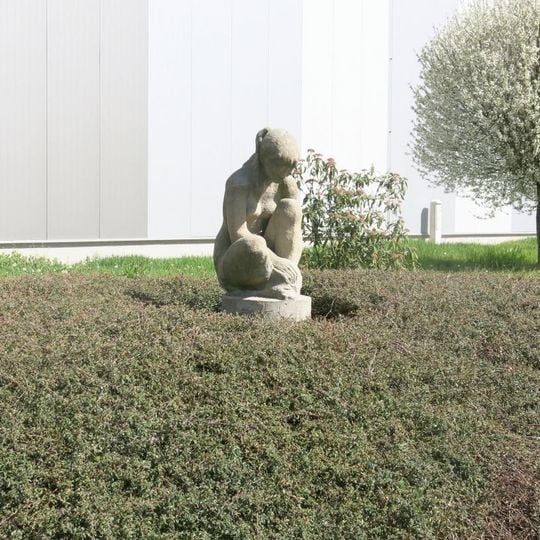 Socha sedící ženy ve Sportovní ulici v Lounech