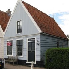 Houten huis met skelet. Houten voorschot, goede pui. Gepotdekselde zijwanden