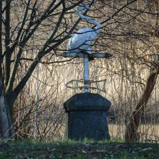 Kříž na hrázi rybníka Melichovka východně od Libkovic