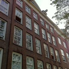 Pand met gevel onder rechte lijst vormt onderdeel van de gevelcompositie 46-48-50