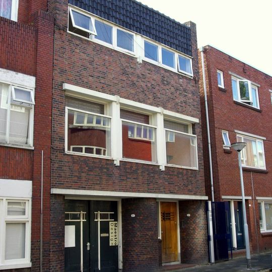 Bedrijfspand met bovenwoning in de stijl van de Amsterdamse School