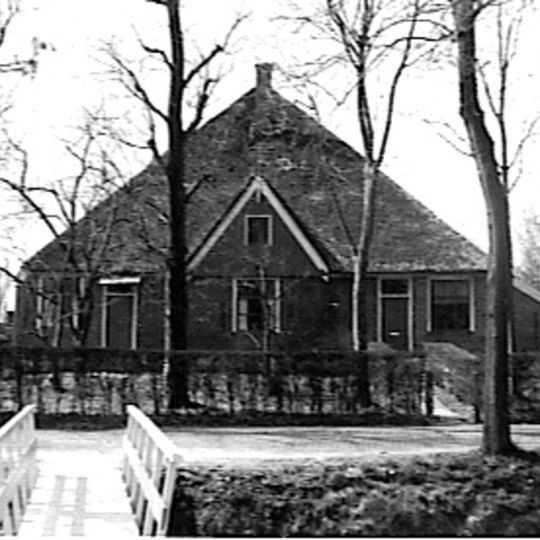 Streek-eigen trant gebouwde stolpboerderij