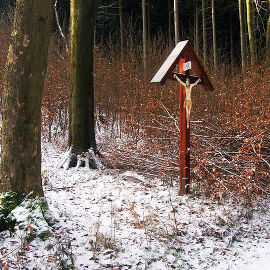 Kříž na lesní cestě pod Hrazeným