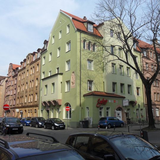 Relieftafel Alexander von Humboldts an Hausfassade