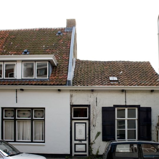 Eenvoudig dorpshuis met dwars zadeldak