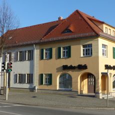 Wohnhaus mit linkem Anbau und rechtem Erweiterungsbau, in Ecklage zum Käthe-Kollwitz-Platz Schloßallee 31; 33