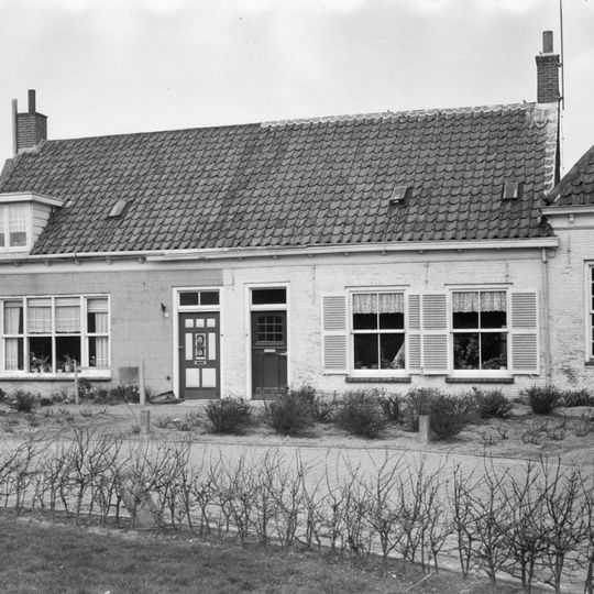 Huis met zadeldak, geverfde langsgevel aan de Ring. Schuiframen