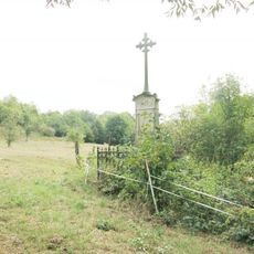 Kříž pod pastvinou u potoka v jižní části Horní Police