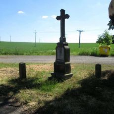 Kříž v Loučkách na rozcestí