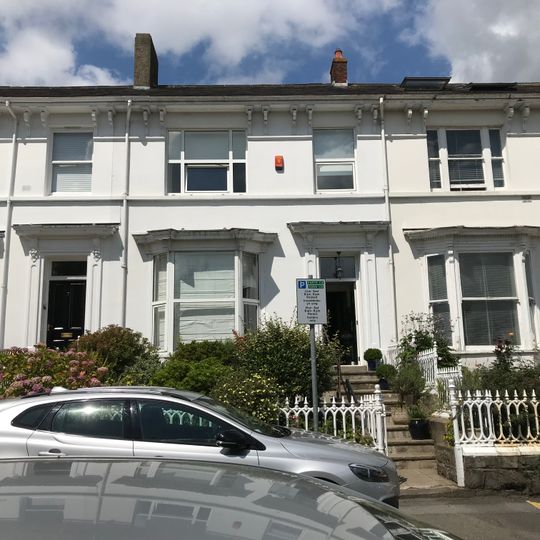 No 6, including front garden wall, gate and railings