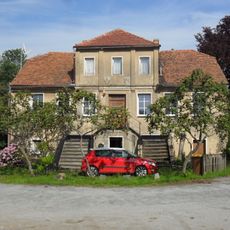 Herrenhaus (Nr. 4), zweiflügeliges Wirtschaftsgebäude mit Wohn- und Scheunenteil (Nr. 2), nördliches Wirtschaftsgebäude (Nr. 7) und südliche Villa (Nr. 1) des ehemaligen Rittergutes sowie Gutspark und Teich Jauernick 1, 2, 4, 7