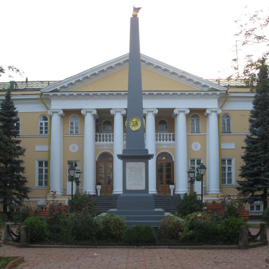 Парадный двор с обелиском