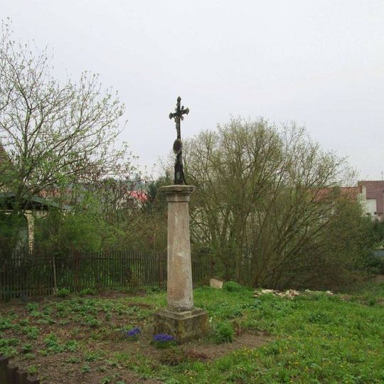 Kříž v Kladrubech v zahradě