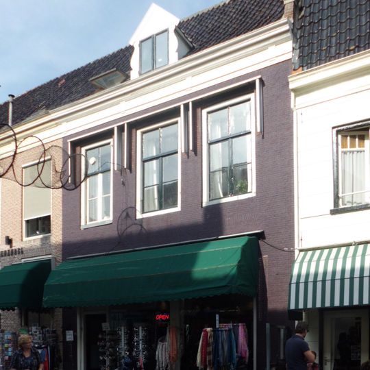 Huis met lijstgeveltje van parterre en verdieping