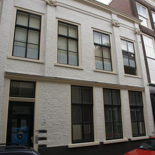 Pand met gepleisterde pilastergevel ter breedte van vier vensterassen